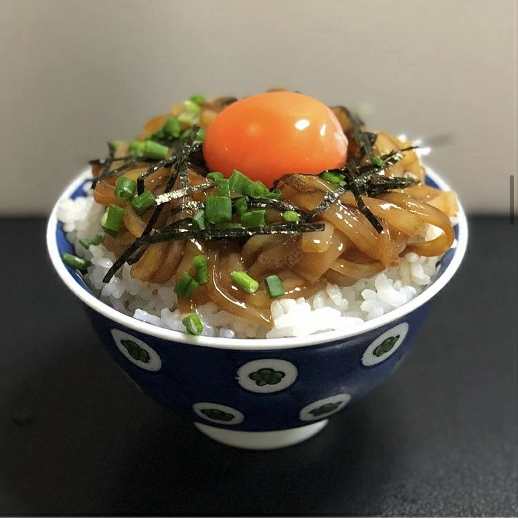 温かいご飯の上に解凍したての肝醤油漬けを豪快に