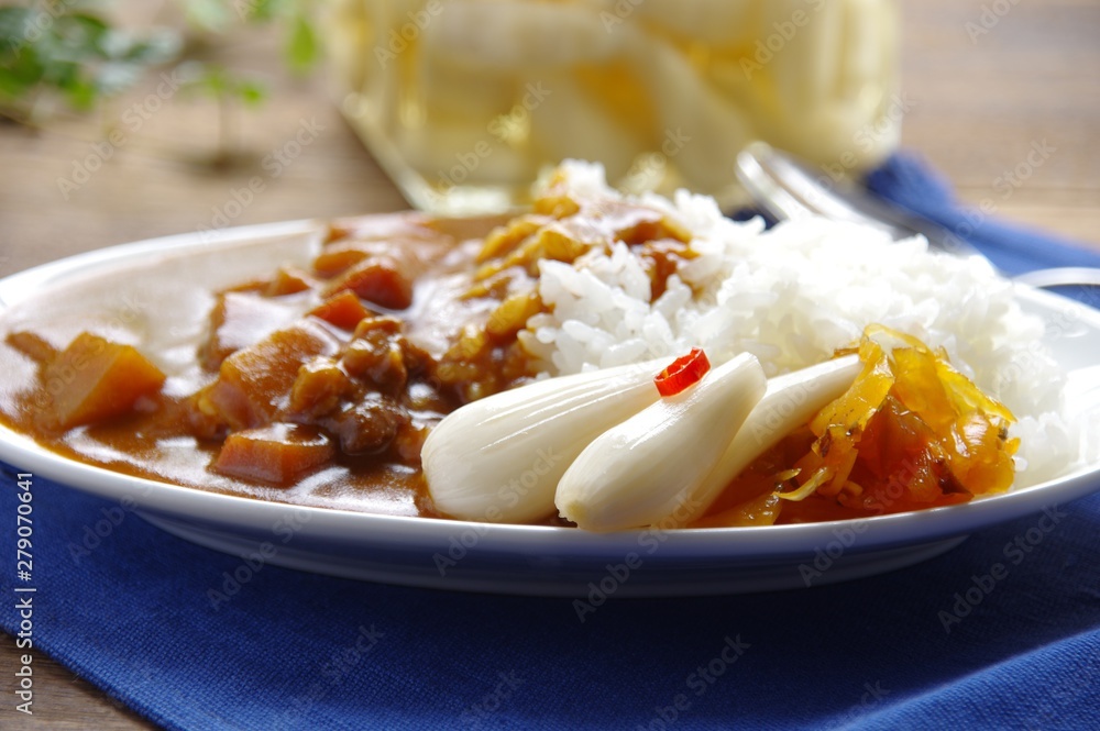 カレーライスの付け合わせ ラッキョウと福神漬け