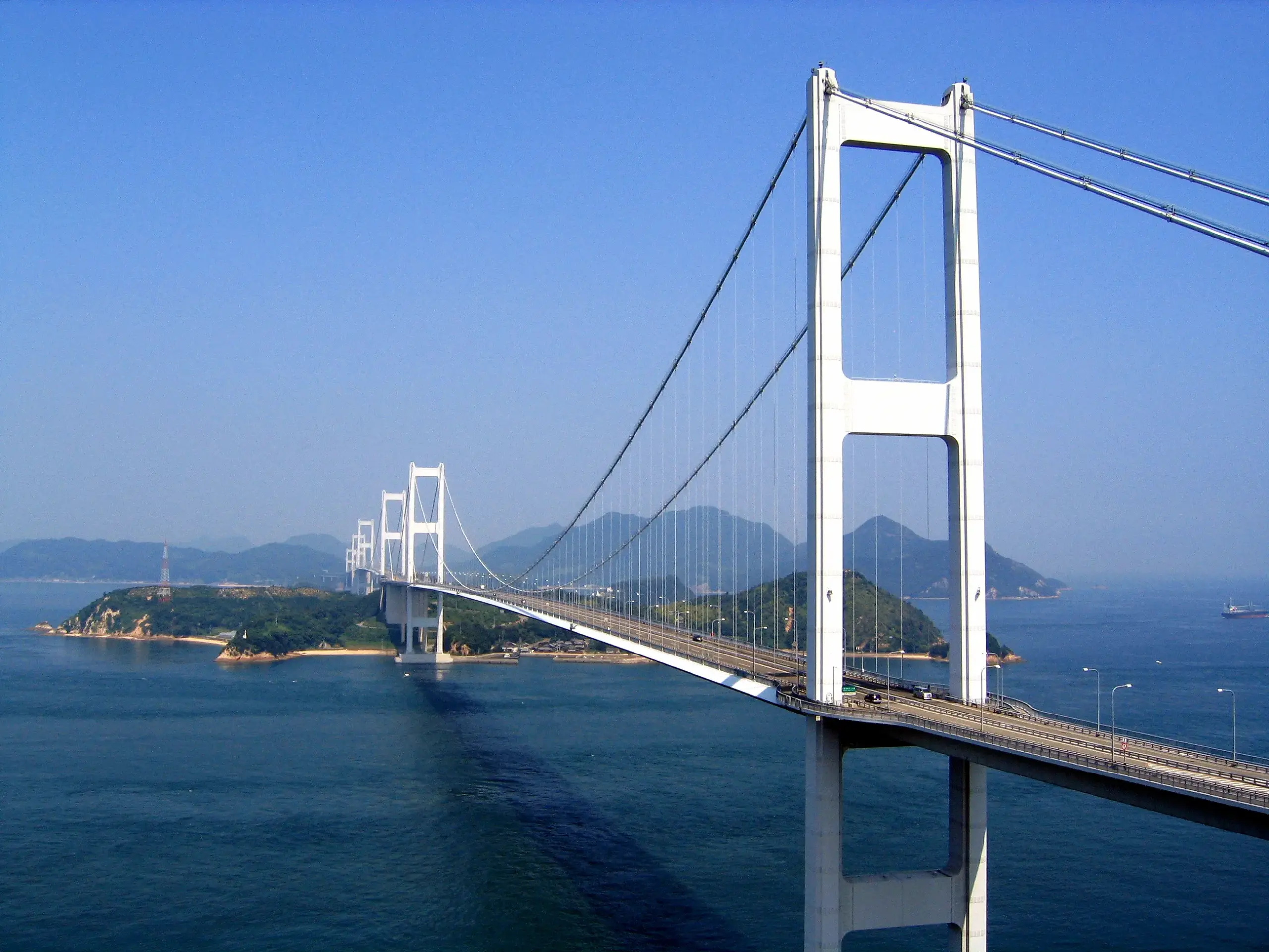 瀬戸内海に点在する島々の上を走る「しまなみ海道」こと来島海峡大橋