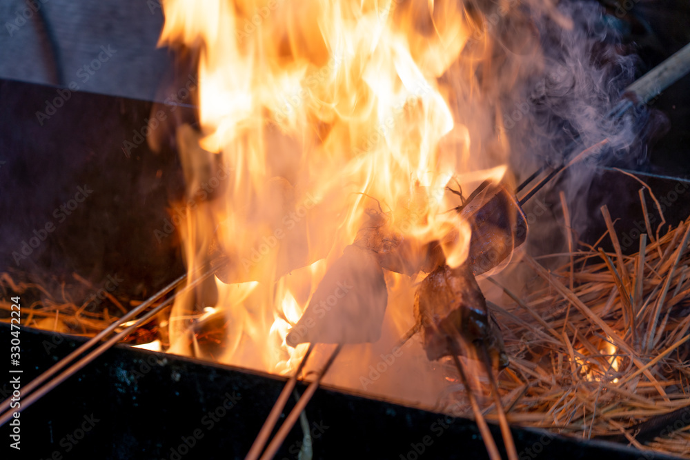 カツオの藁焼きで上がる火柱