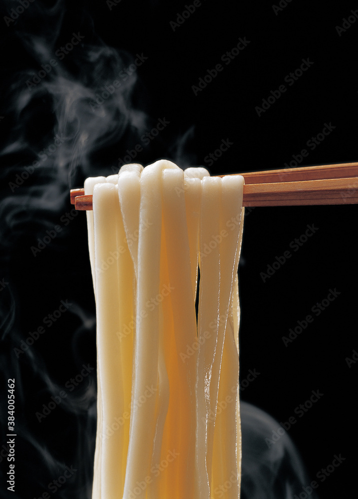 茹で上がった讃岐うどんを箸で持ち上げる