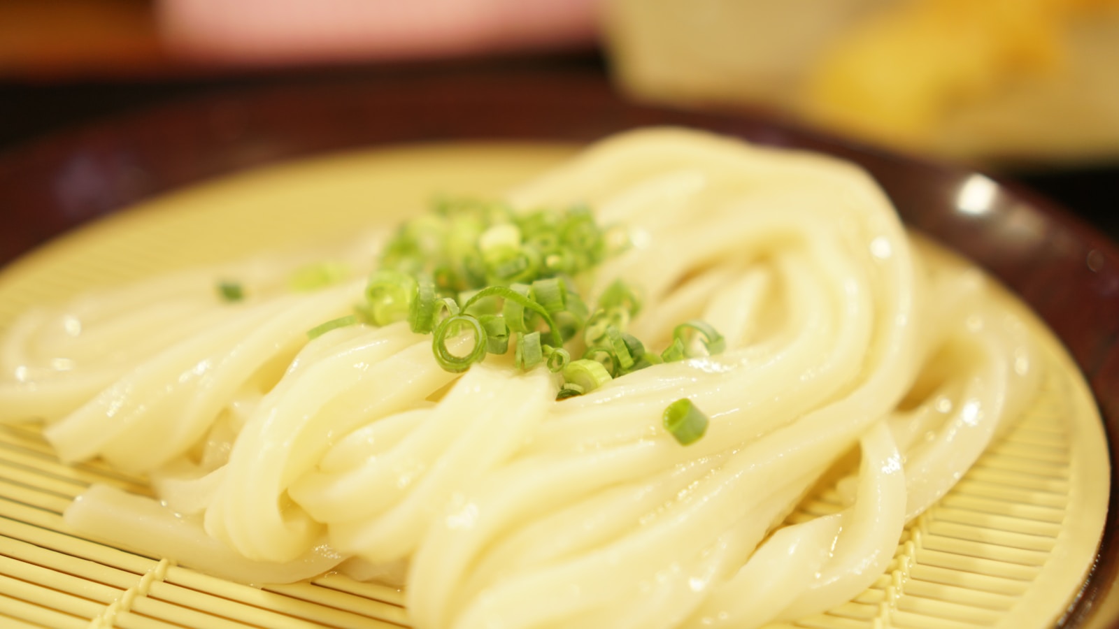讃岐うどんをはじめ、オリーブや素麺などの小豆島ブランドや香川の郷土料理、名物、スイーツなどグルメ情報をご紹介。