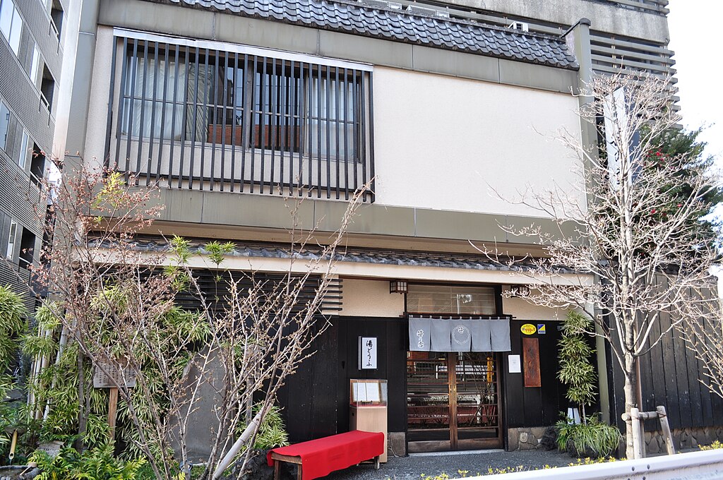 江戸時代に絹豆腐や「豆富」への言い換え方を考案した「笹乃雪」。