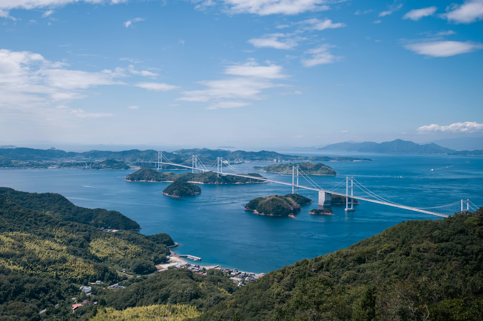 山口や島根、岡山や広島など中国地方と、香川や高知、愛媛など四国地方のグルメ情報をご紹介。