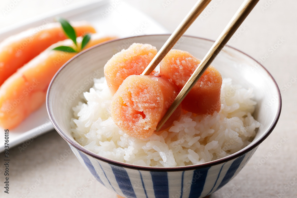 ご飯に乗った辛子明太子(無着色)　Spicy seasoned cod roe (Karashimentaiko)