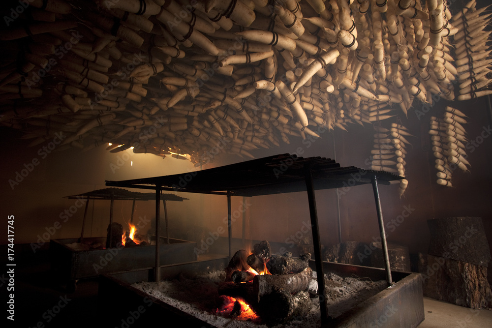 いぶりがっこ。大根の干物を燻製で作り、漬物にするのでスモーキーな味わいに。