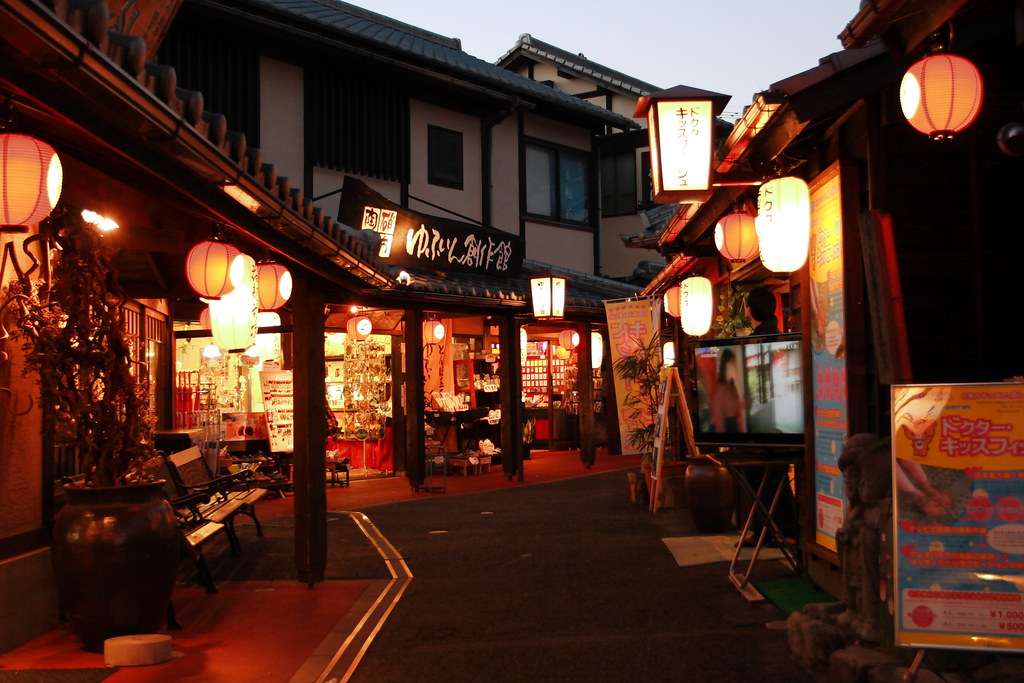 大分名物の中津からあげやとり天、その他、海鮮料理や各名物麺類など大分県のソウルフードや郷土料理などをご紹介。