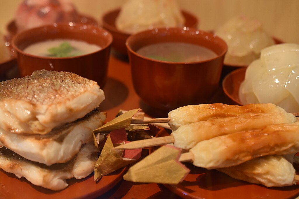 小田原の鈴廣かまぼこ博物館で展示されている平安時代の祝膳