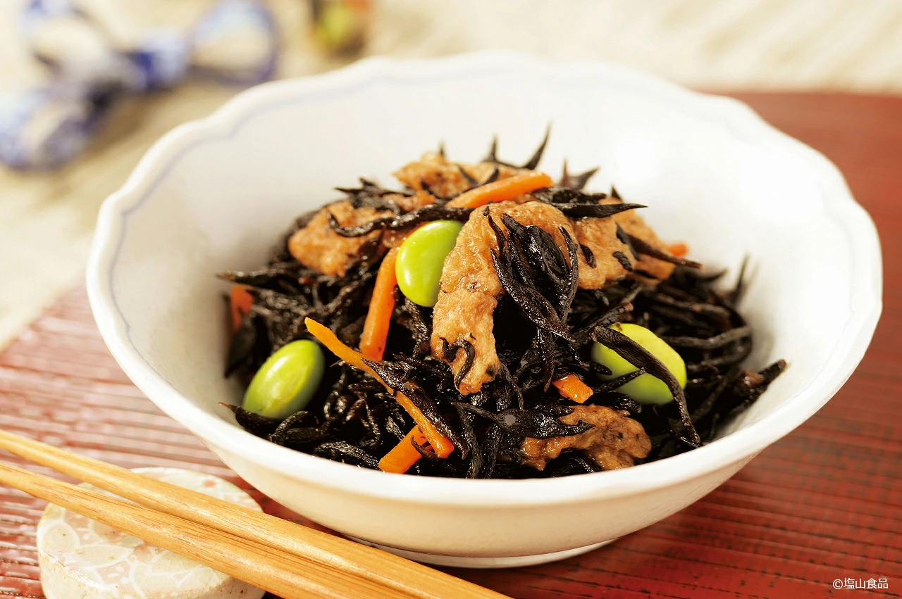 ひじきの煮物に南関あげ