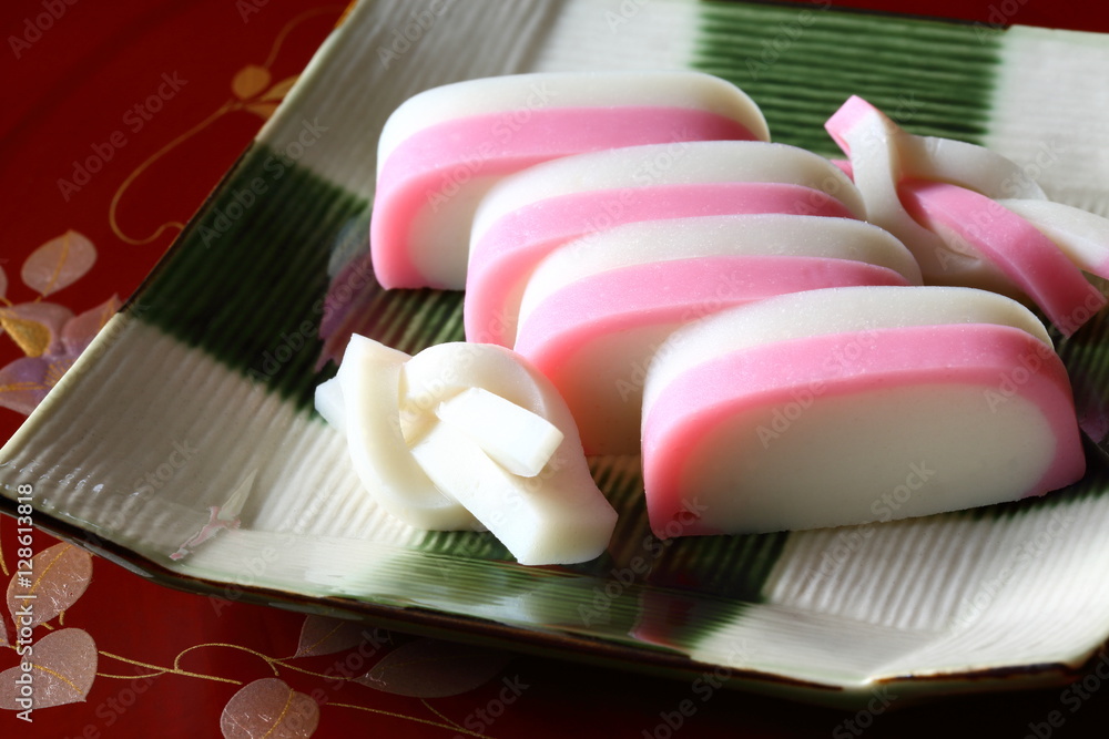 一般的な蒲鉾は「蒸板蒲鉾」。紅白が多く、縁起物としておせち料理にも用いられる。