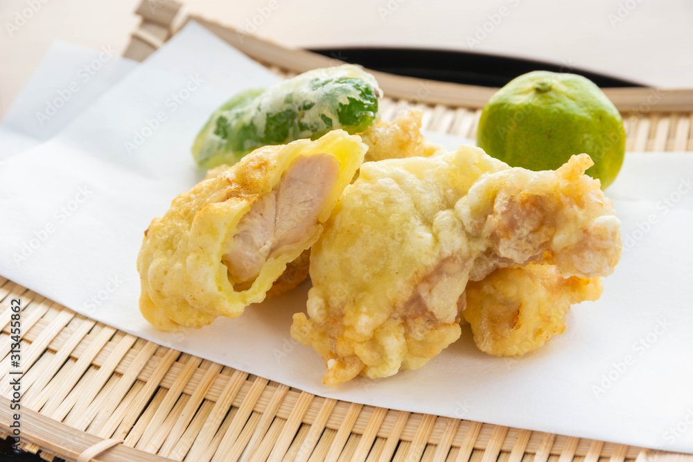 一般的なとり天。大分産のカボスがよく合う。