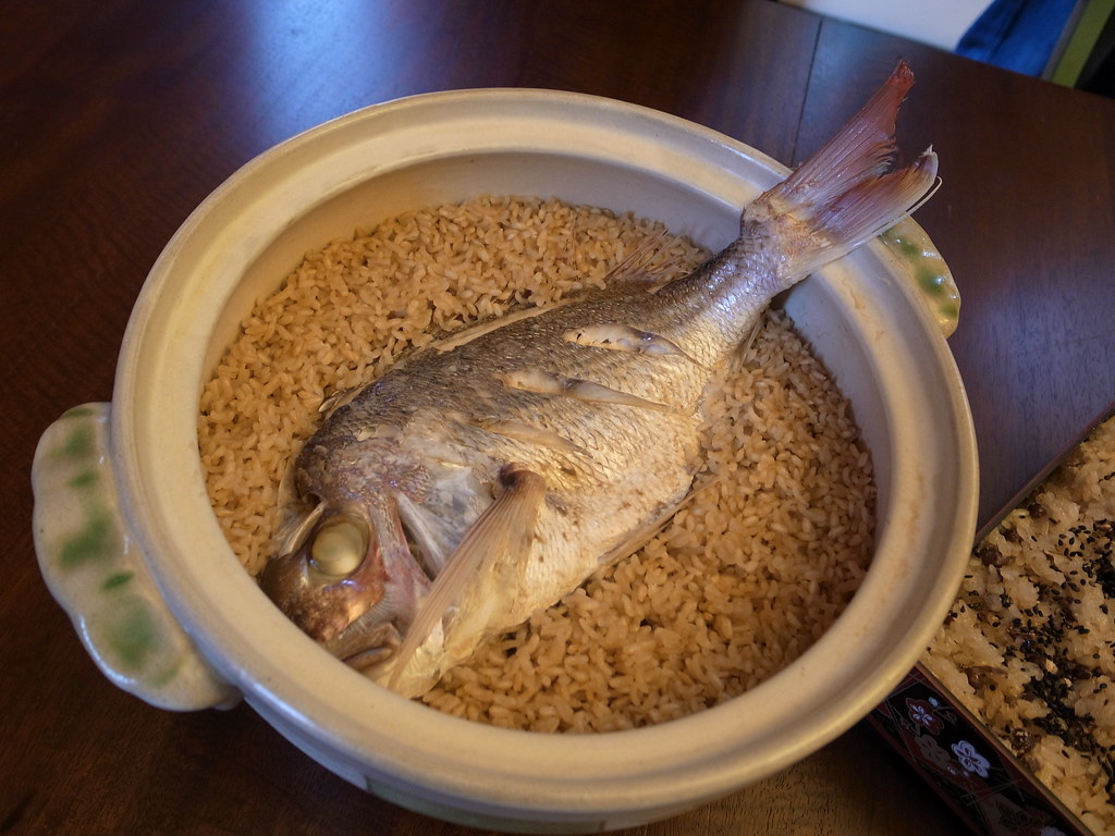 一般的な鯛めしは炊き込みご飯に近い。