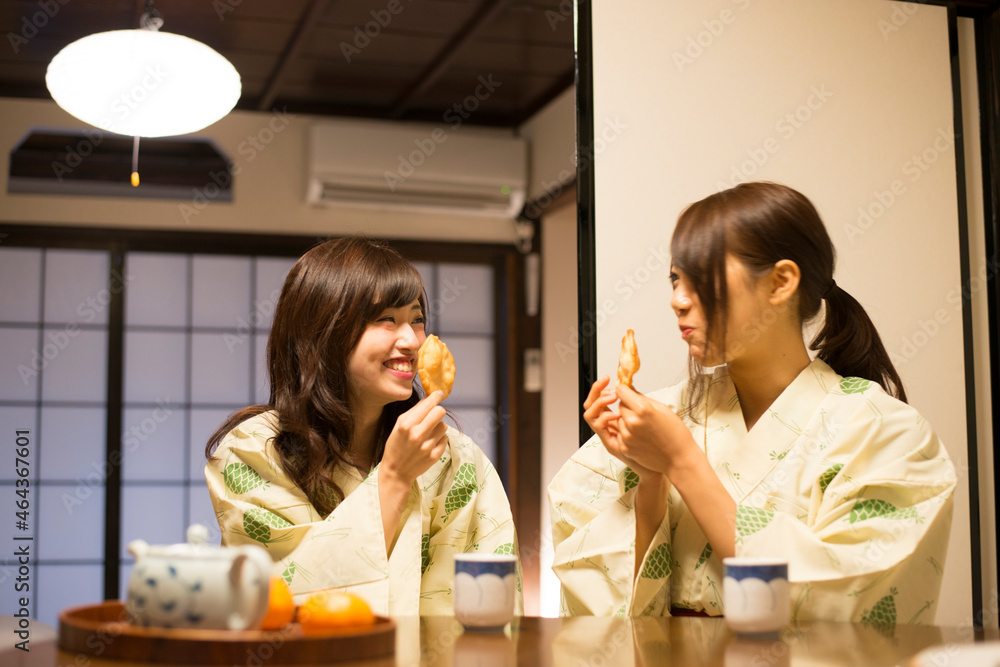 日本のどこにでもあって、気軽なお値段でいつでも食べられる醤油の香りと歯ごたえある食感、お煎餅。