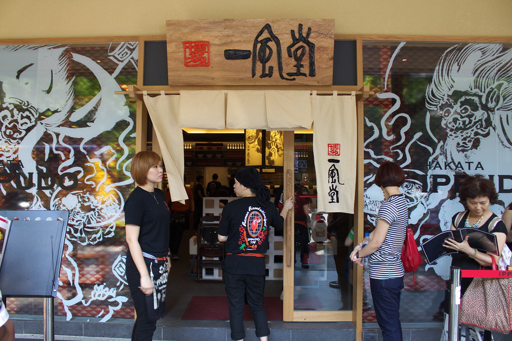 博多ラーメンの大手チェーン「一風堂」では大抵順番待ちの行列が出来る。