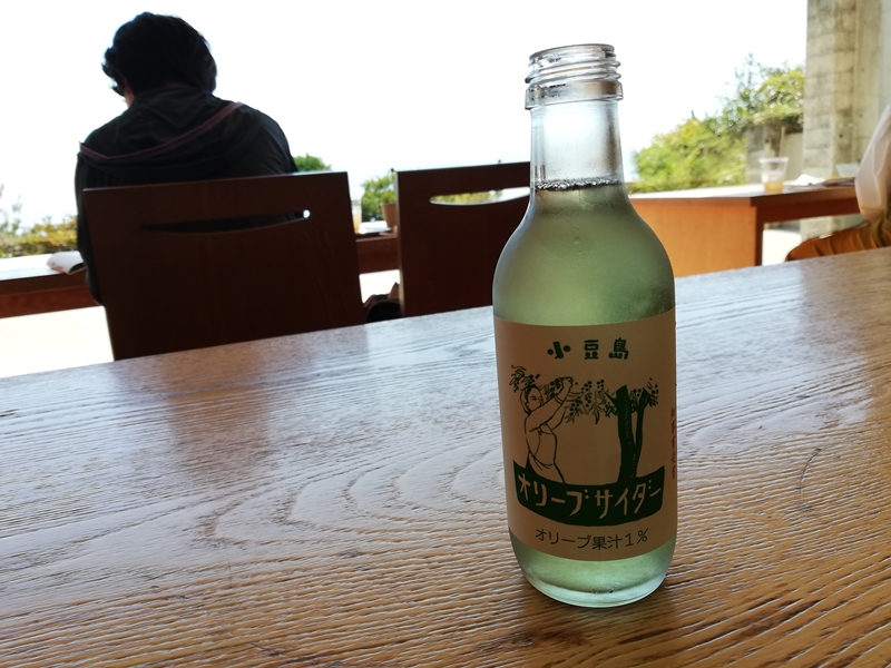 瀬戸内トリエンナーレで直島の地中美術館に行った際にカフェで飲んだ思い出の小豆島オリーブサイダー。
