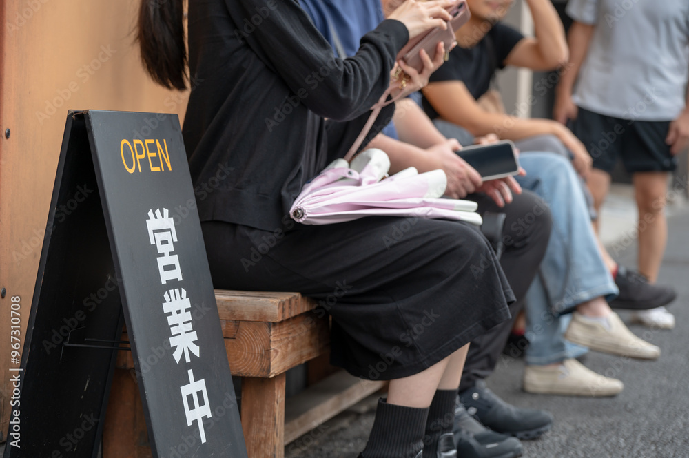 人気店に並ぶ人々