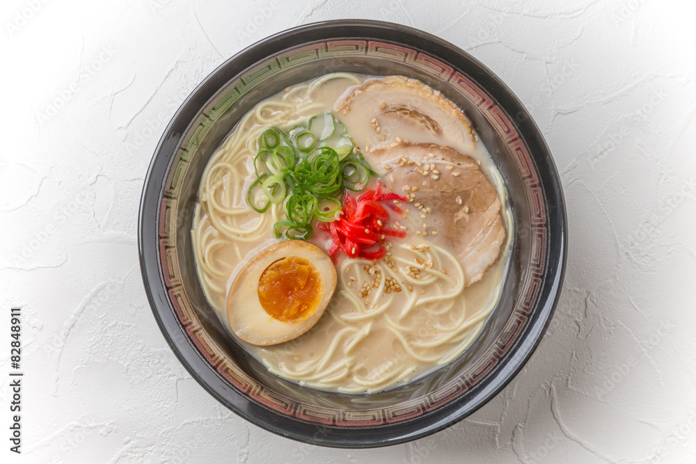 一般的な豚骨ラーメン。白濁スープにチャーシューが定番でネギや煮卵、ネギなどを好みでトッピングする。
