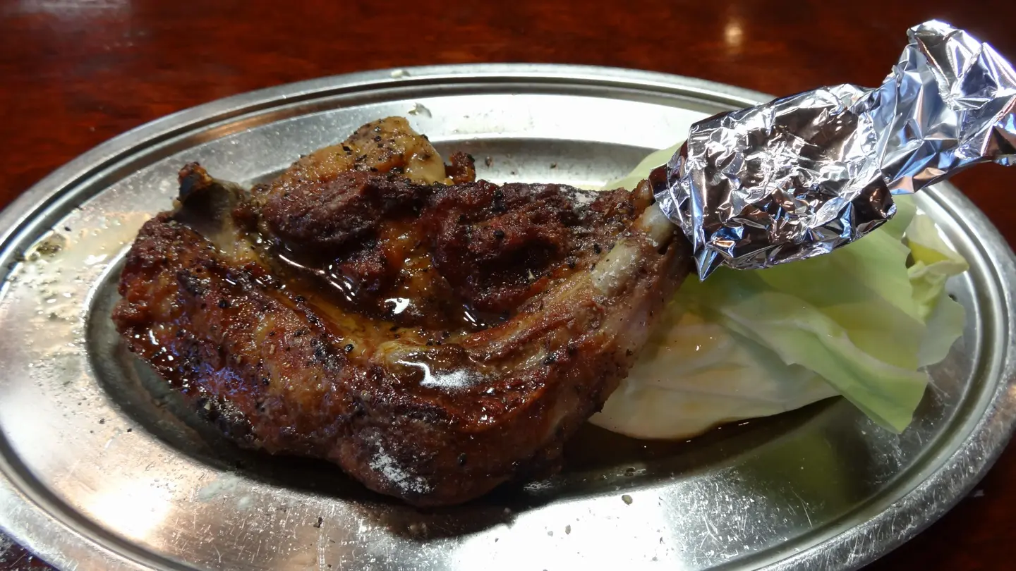 香川で飲みに行ったら大抵メニューにある骨付鳥。スパイシーでビールに合います。