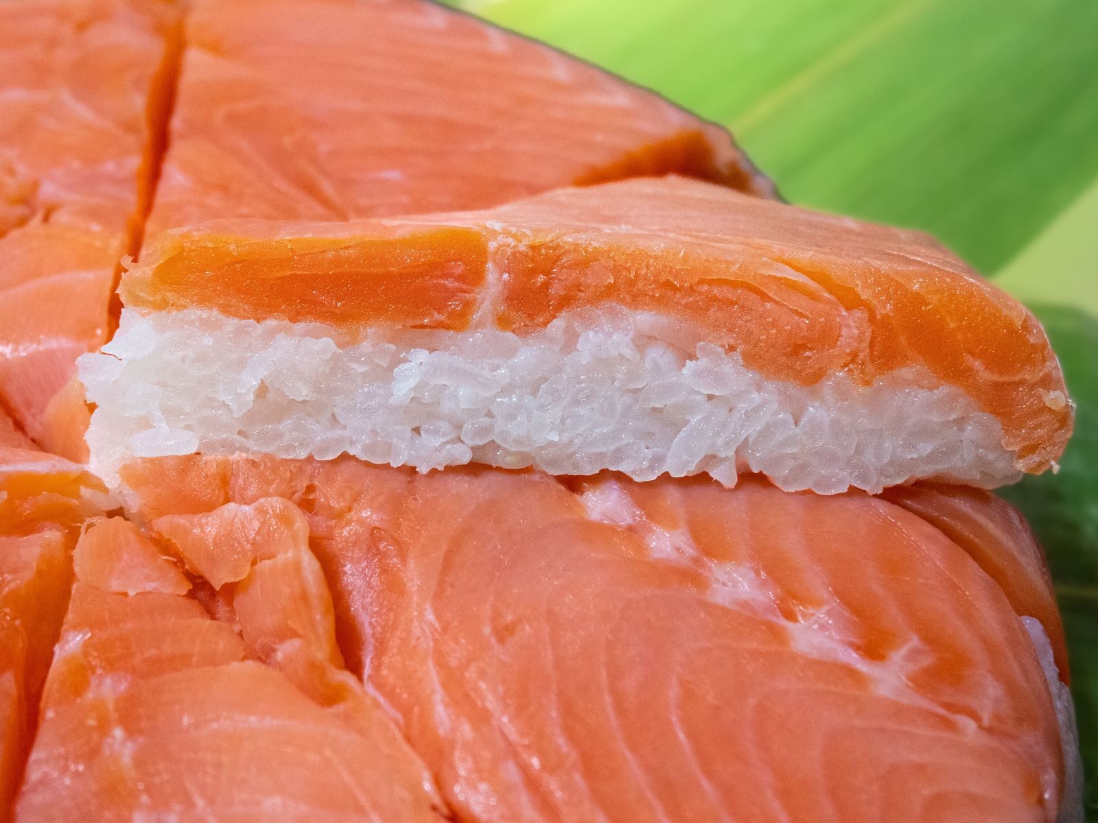 熟練の職人が、驚くほどの「肉厚」に切り出し、贅沢に敷き詰めています