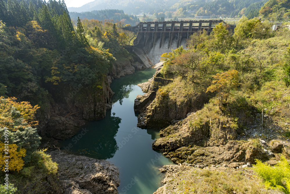 神通川の流れが造り上げた神通峡とダム。紅葉が有名。