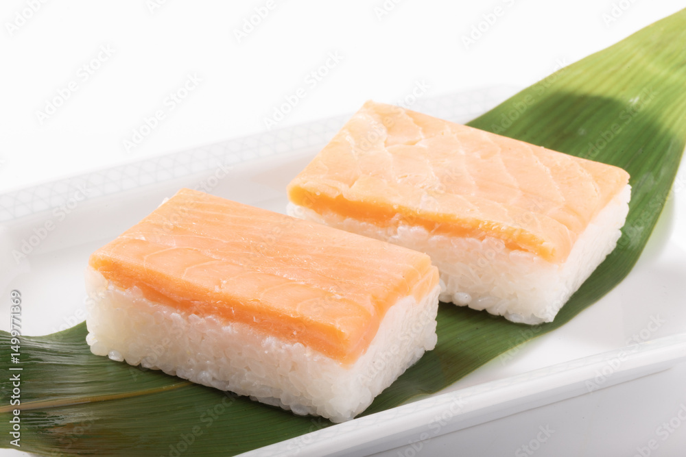 職人の手によって一枚一枚丁寧に敷かれた天然の笹は、殺菌効果だけでなく、爽やかな香りを身に移し、味に奥行きを与えてくれます。