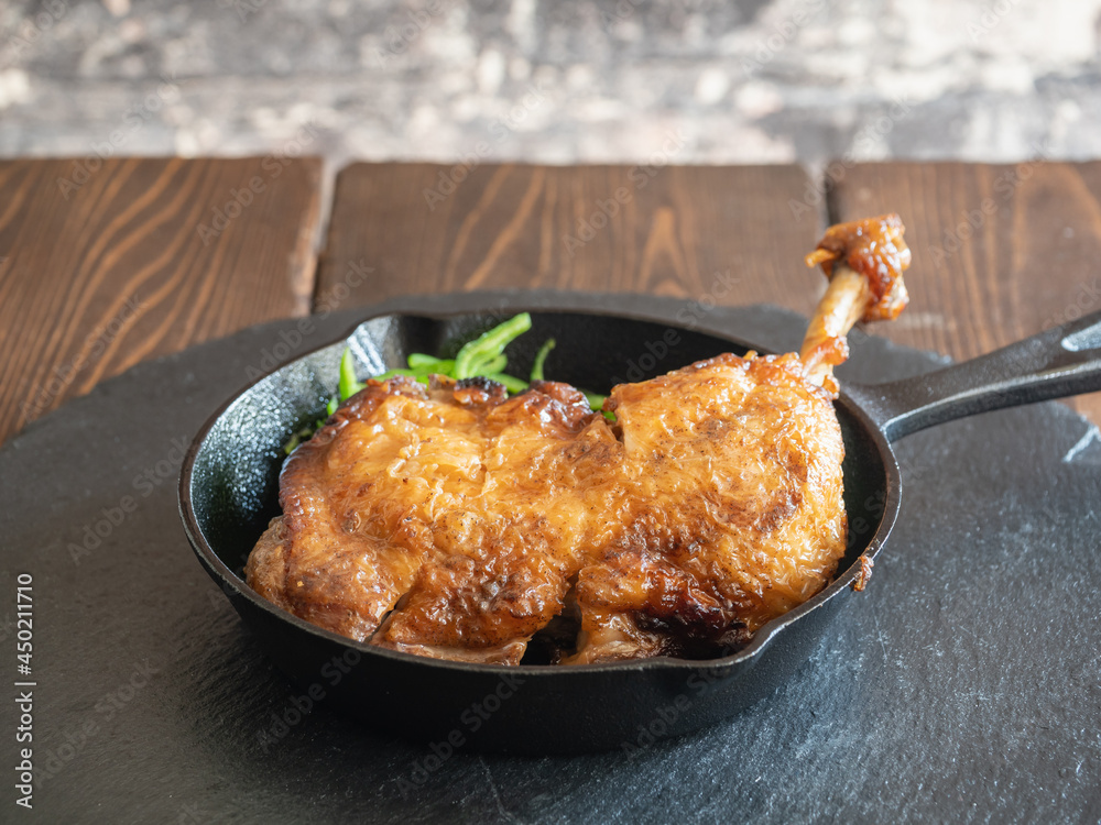 香川県の名物料理、骨付鳥。スパイスで味を付けた骨付き鶏もも肉。