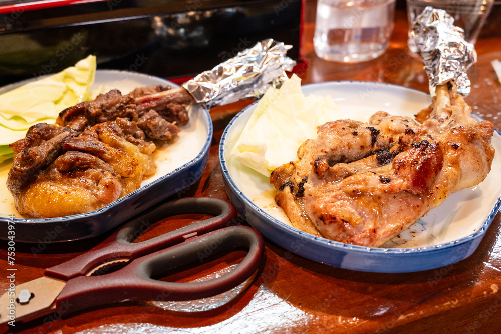 二種類の骨付鳥。雛鳥と親鳥の2種が用意されている事が多い。