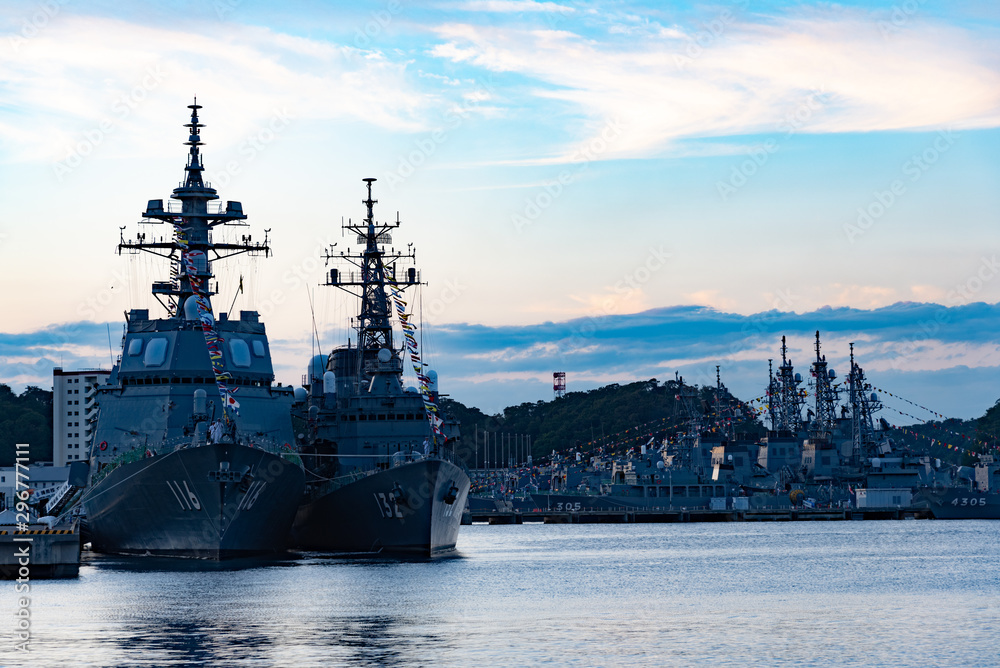 夕暮れの横須賀軍港