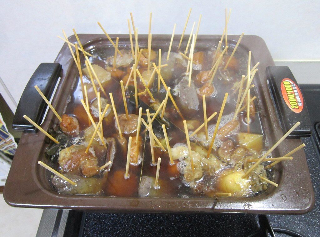 スープは黒、具材は串に差す、牛スジが入ってる、これぞ静岡おでん。