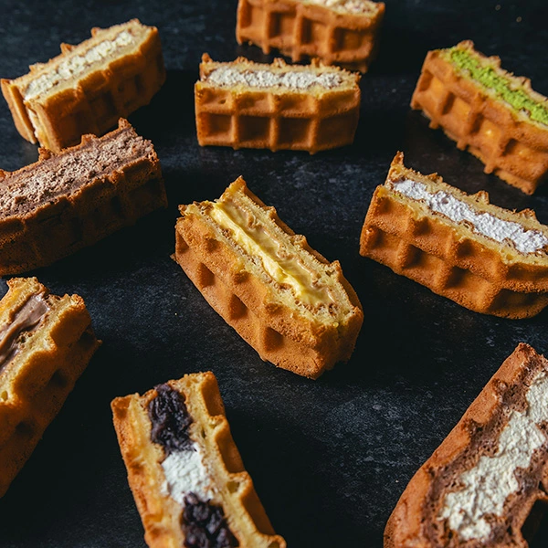 蓋を開けた瞬間に目に飛び込んでくるのは、まるで色とりどりの宝石が整然と並んでいるかのような鮮やかな色彩のワッフルたち