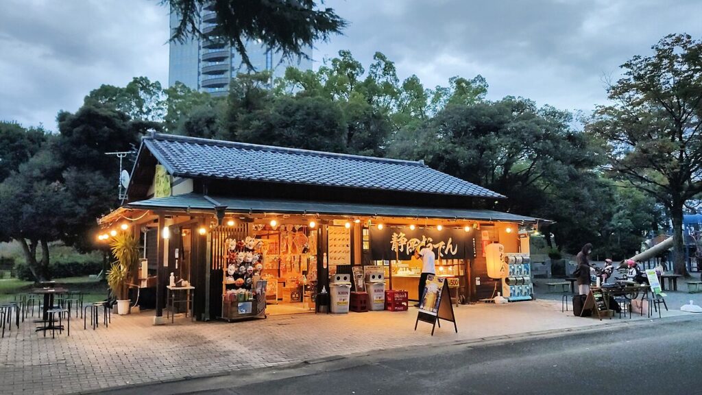 静岡県庁の目の前にある駿府城後の公園内にも静岡おでん屋さんがある。