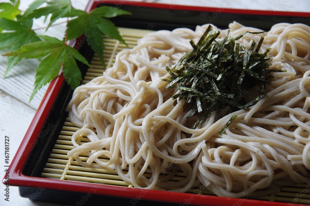 日本蕎麦。ザルに盛るのは、昔、10割蕎麦を茹でずに蒸してた名残。