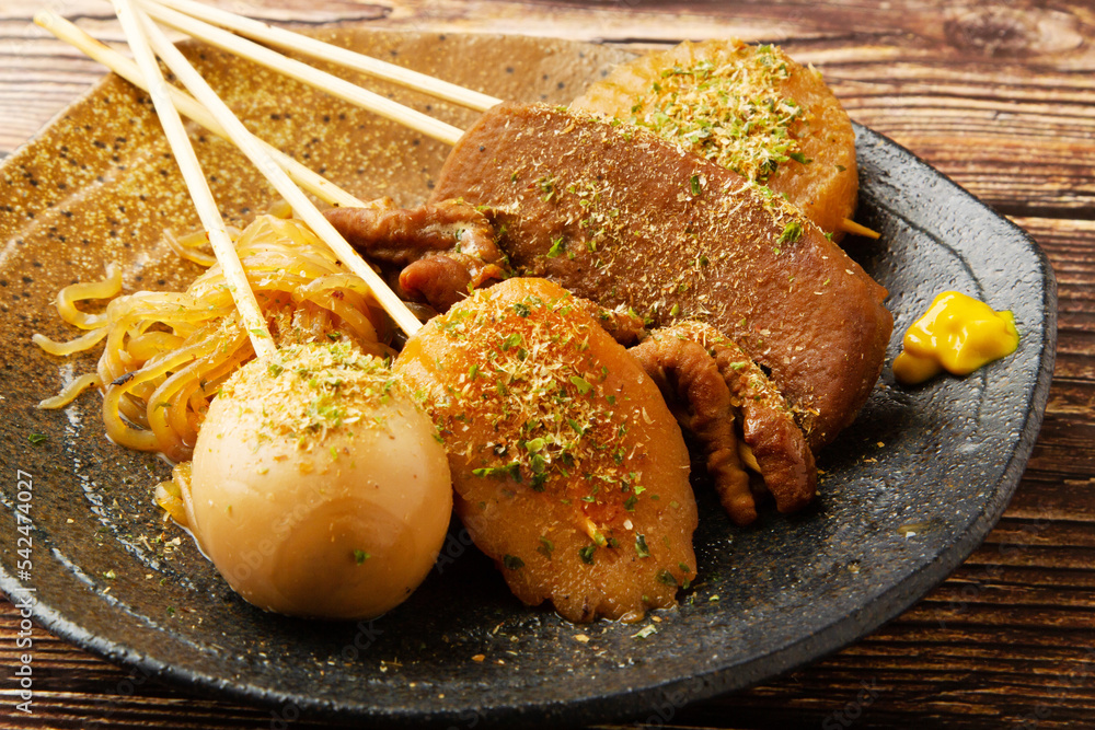 静岡おでんはだし粉をかけて完成する。