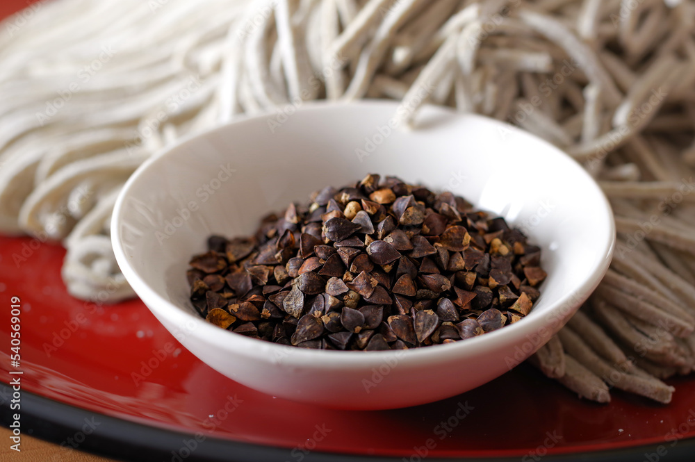 殻付きの蕎麦の実