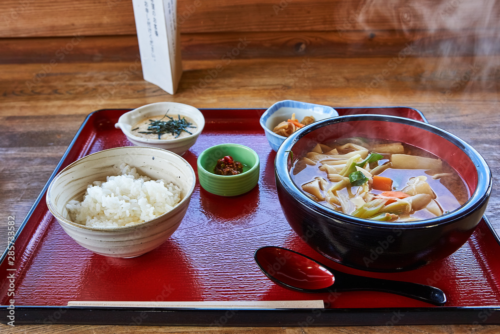 右のほうとうの脇、中央に「すりだね」が用意されているお膳。