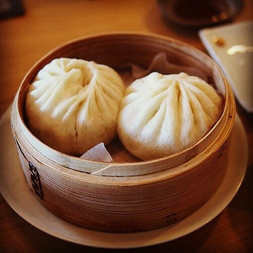 551蓬莱の豚万まんは全て手包み。