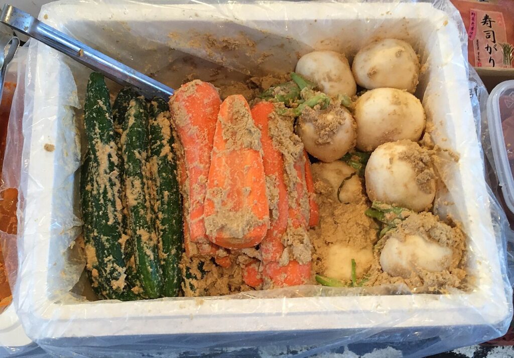 日本の漬物の定番は、精米時に出来た米の皮、いわゆる糠を使った糠漬け。