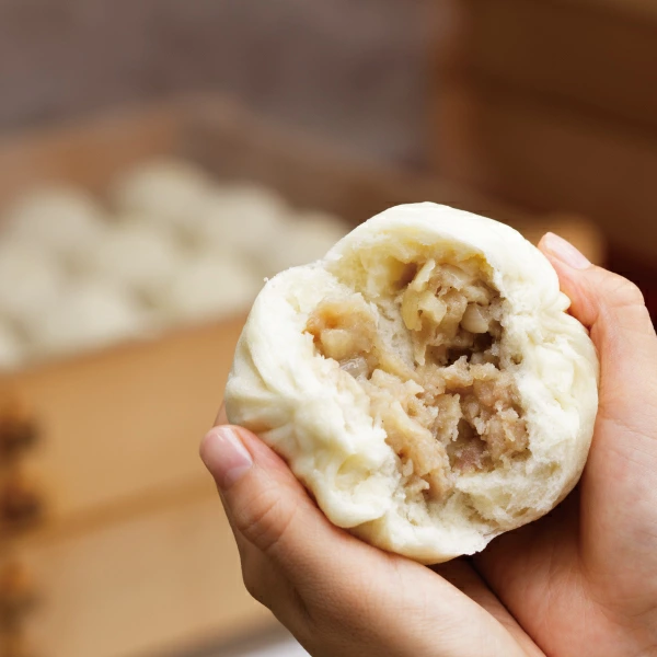 溢れる肉汁と玉ねぎの甘み。ダイスカットが生み出す、ジューシーで食べ応え満点の黄金比