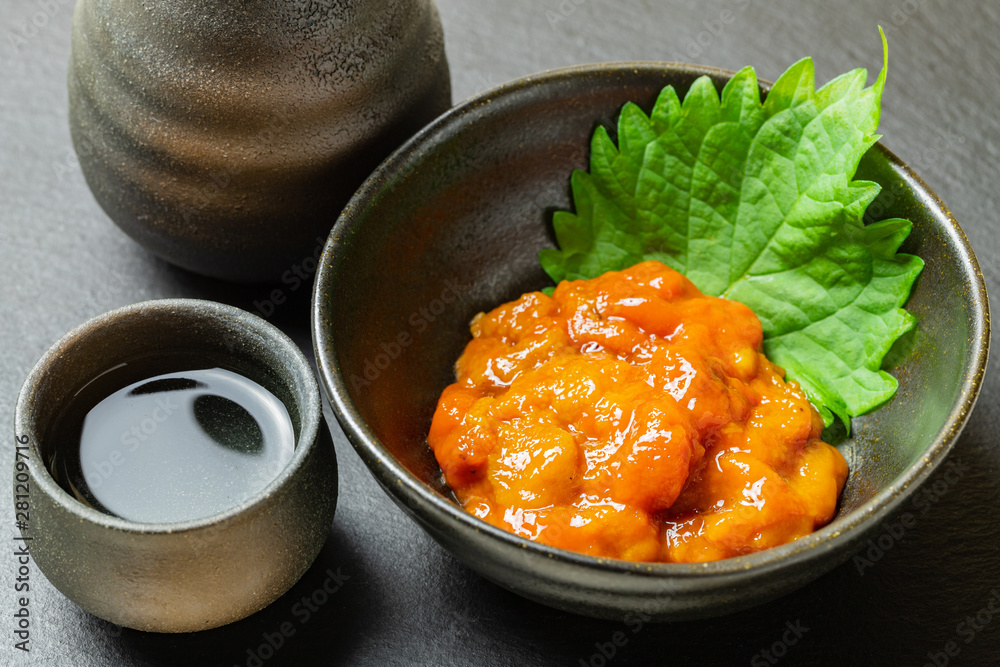 大間の厳しい海で最高級の昆布をたっぷりと食べて育った塩ウニで一献