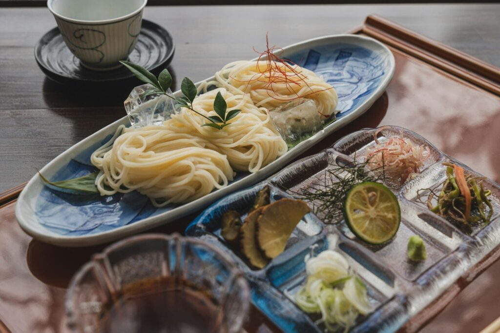 薬味を多数そろえるだけでも別物のうどんに早変わり。