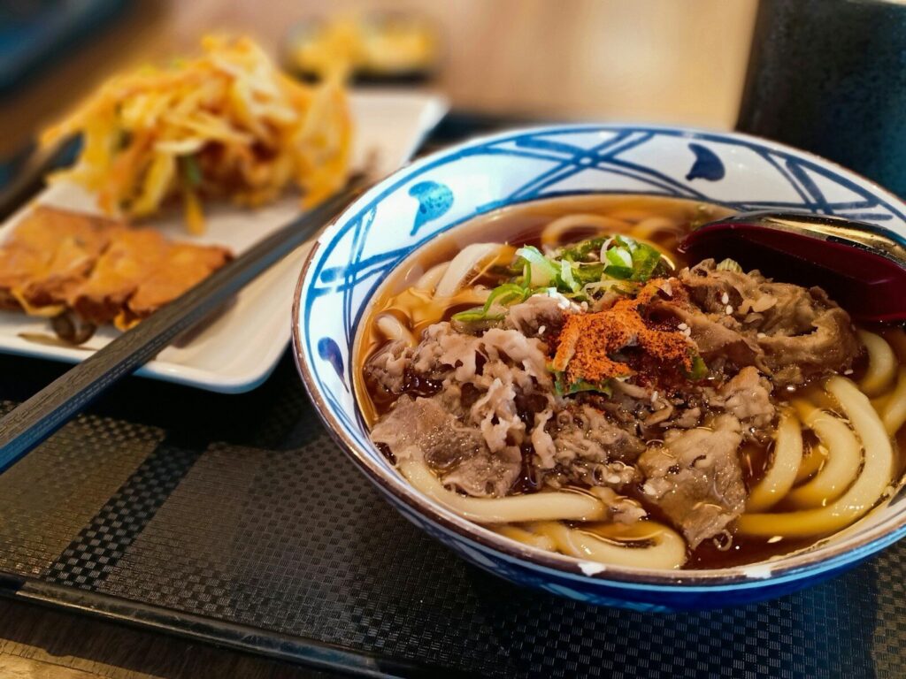 肉でも野菜でも魚介でも相性良しの、うどん。