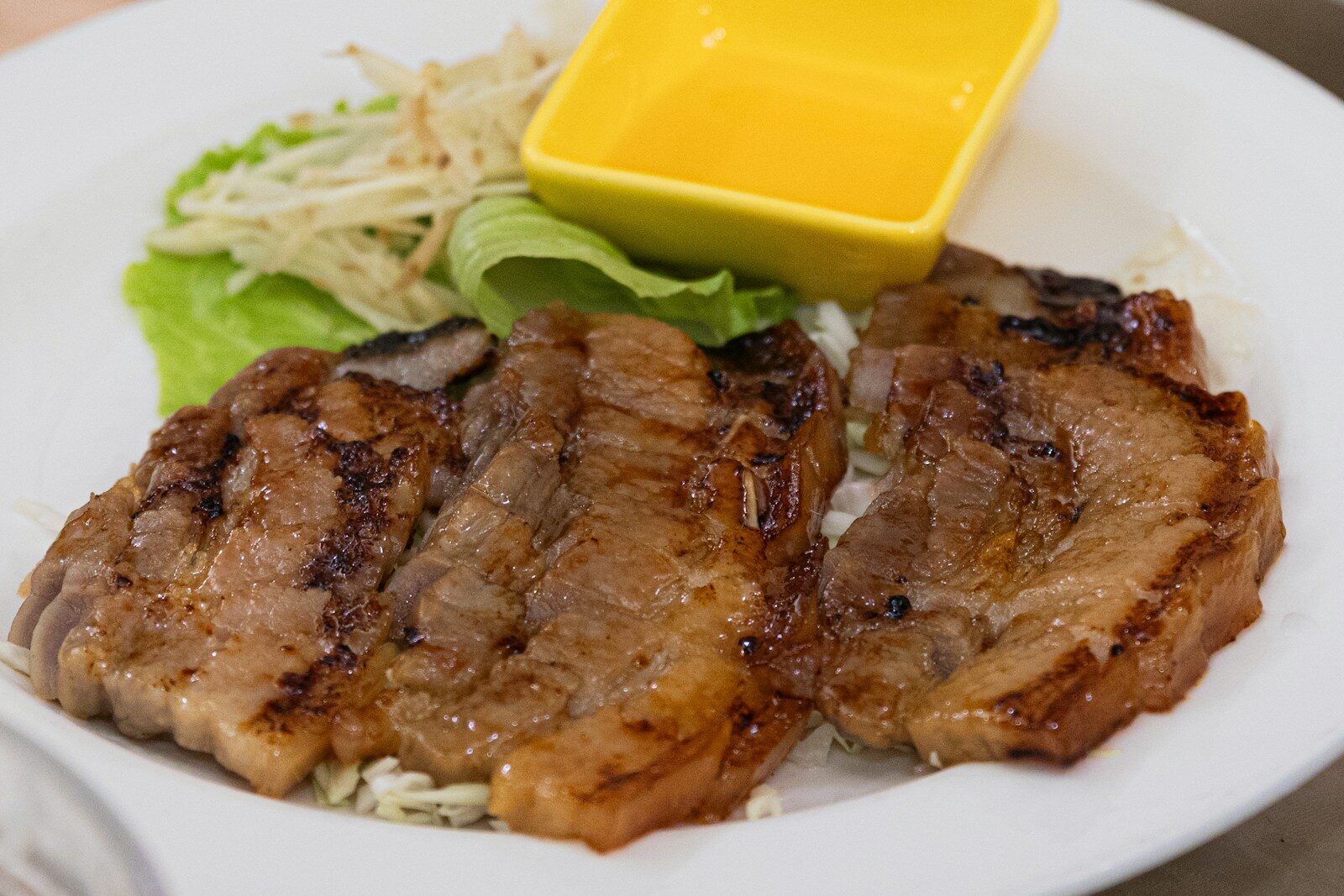 味噌が肉に染みて、焼くと香ばしいかおりを放つ「豚味噌焼き」。