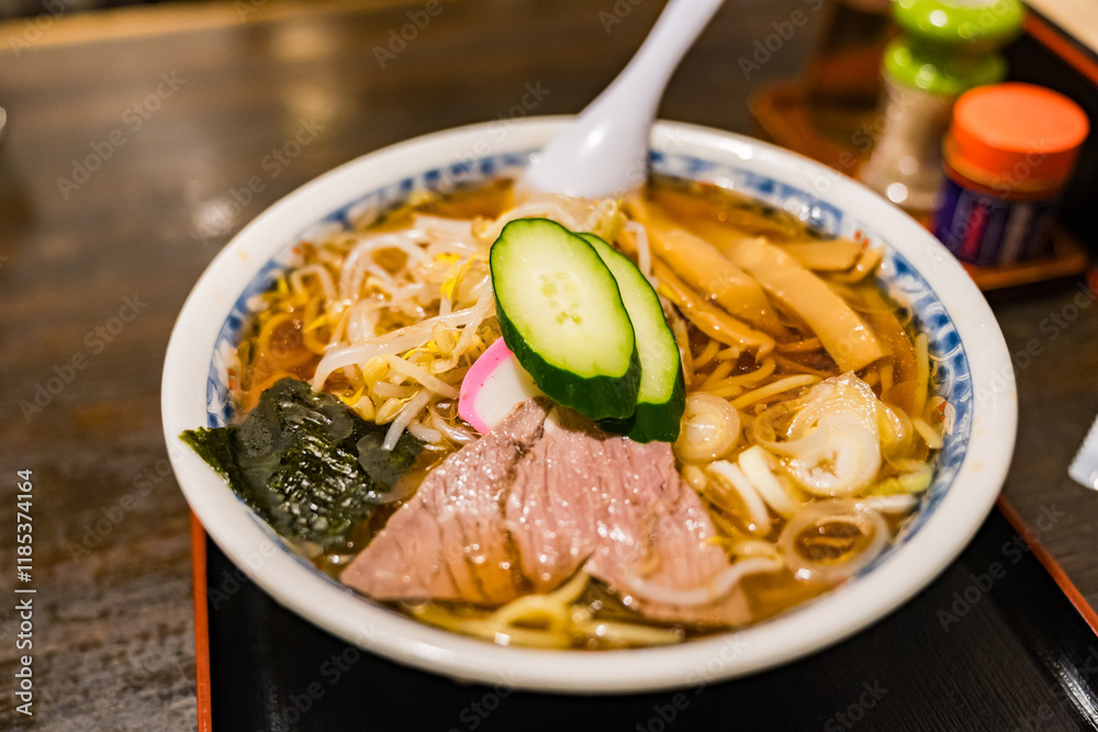 山形名物の冷やしラーメン。きゅうりが入っている以外は一般的なラーメンに見えるが実はスープも麺も冷え冷え。
