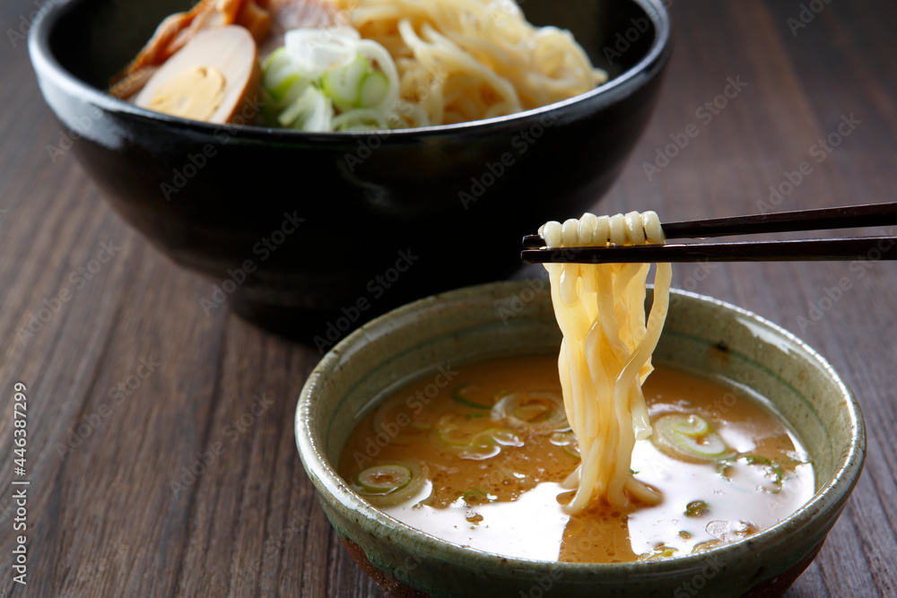 箸で一口持ち上げた「つけ麺」