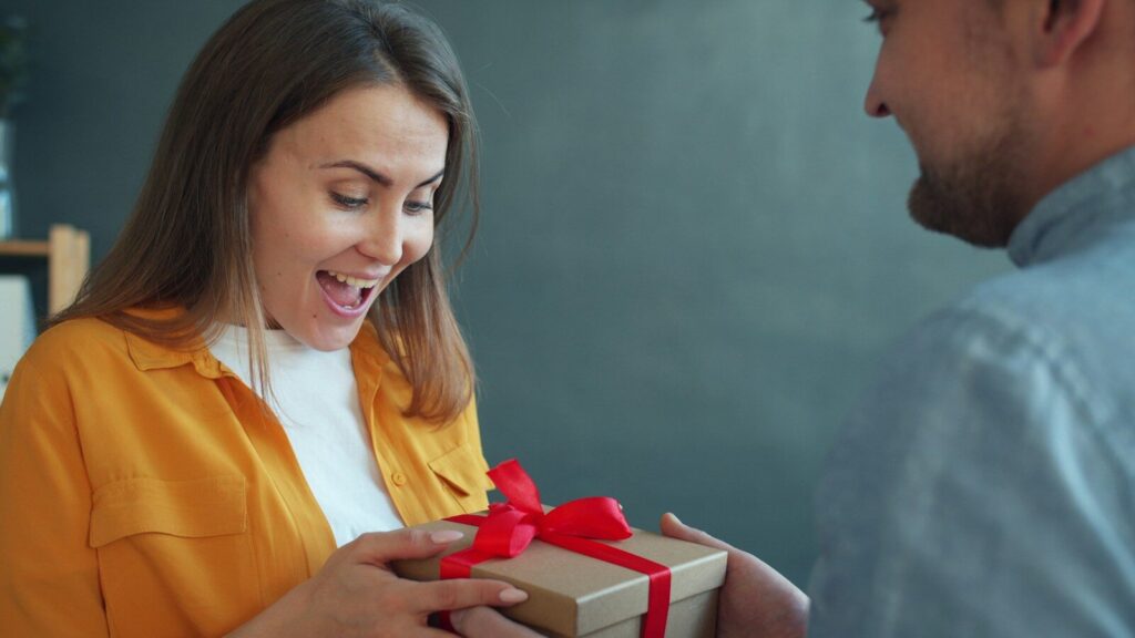 女性は特にスイーツのプレゼントが喜ばれる。